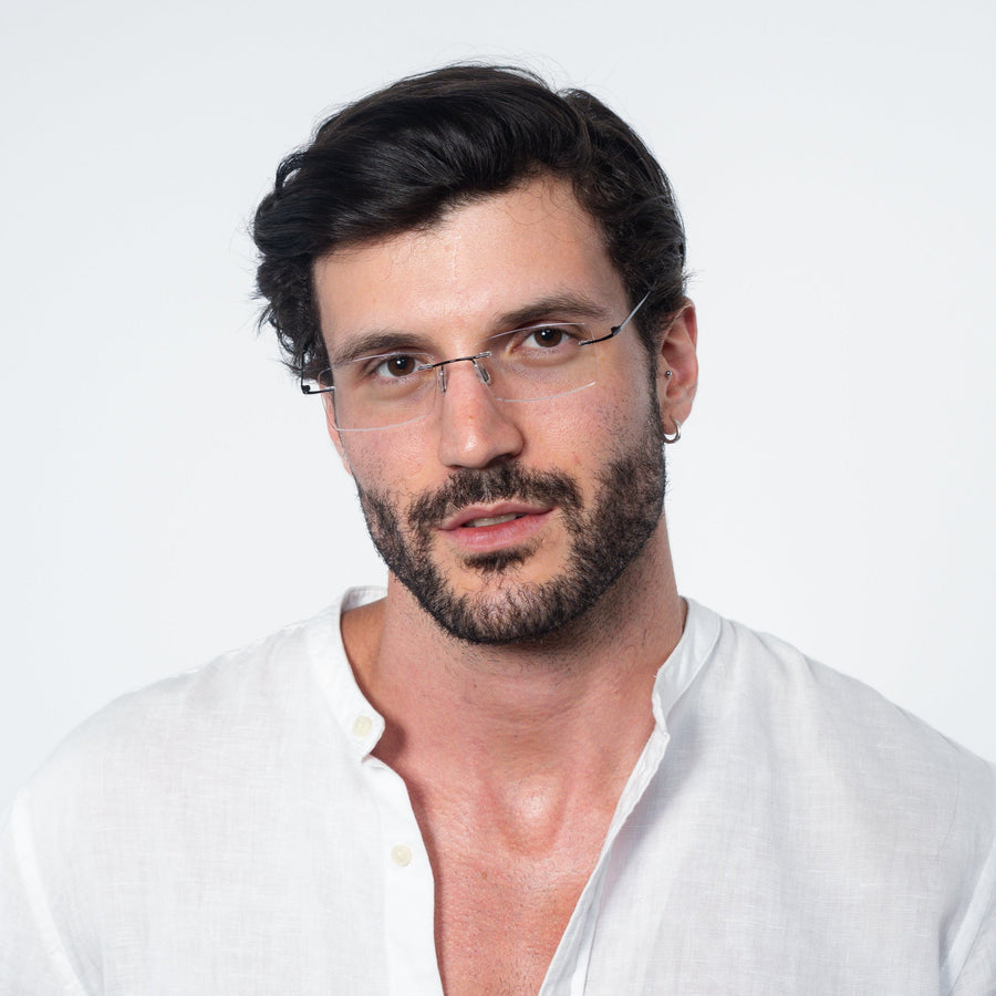 Homem de barba usando óculos Oslo anti luz azul Fozoco, armação de titânio sem aro